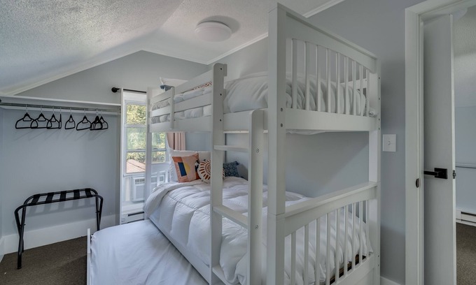 Clayton Apartamento | Modern Clayton Village Apartment