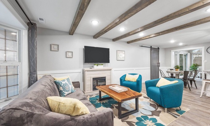 Wasco Casa | Modern & Clean 3 Bedroom House with Sunroom