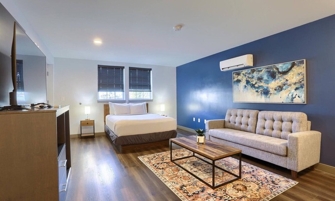 Palmyra Apartamento | Modern Clean Pet Friendly Hotel Room