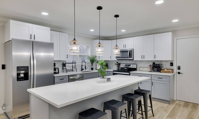 Tobyhanna Casa | ✨ Modern Colonial ✨ Hot Tub ✨ Karaoke ✨ Game Room ✨ EV Charger ✨ King Bed ✨