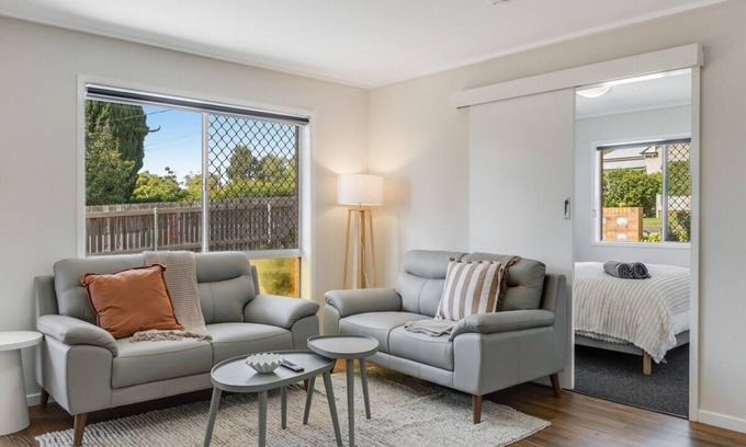 Centenary Heights Apartamento | Modern Comfort in Quiet Neighbourhood!