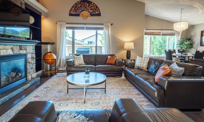 South Lethbridge Casa | Modern Comfort, cozy family home for work & leisure in the luxurious Southside