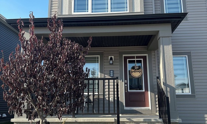 Airdrie Casa | ✨ Modern Comfort in a Newly Built 3-Bedroom Townhome ✨