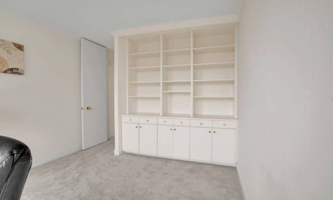 Cleveland Heights Condominio | Modern Comfort: Lake Merritt Edition