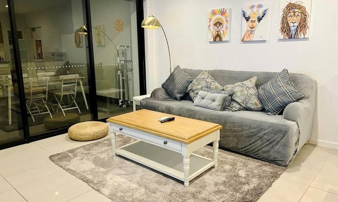Macgregor Apartamento | Modern Comfort near Westfield