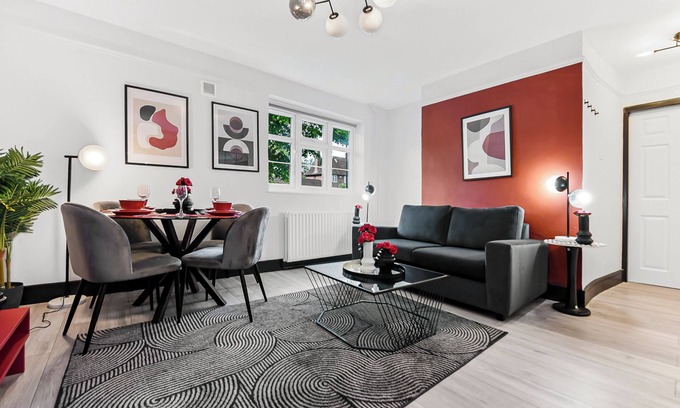Garden Suburb Apartamento | Modern Comfort: Stylish 2BR Haven for 5