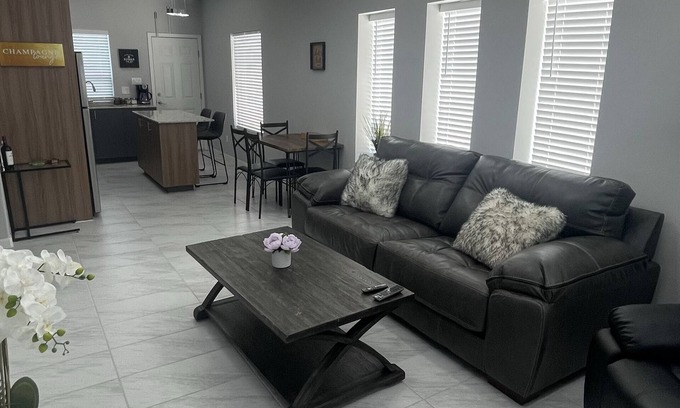 Weslaco Apartamento | Modern comfortable retreat in gated community!