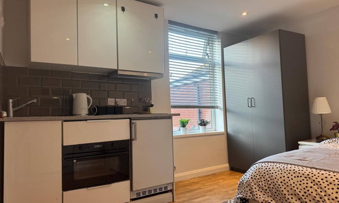 Luton Casa | Modern Comfortable Studio with kitchenette for 1-2 people, close to station