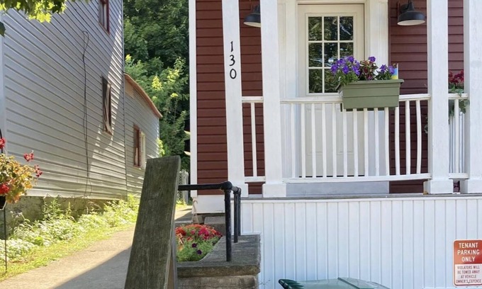 Oswego Apartamento | Modern Comforts: Discover the Best of Oswego from Our Stylish Retreat!