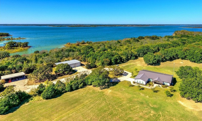 Pilot Point Otro | Modern, Comfy & Stylish Farmhouse - Direct Lake Access/Fishing Pond/Wildlife