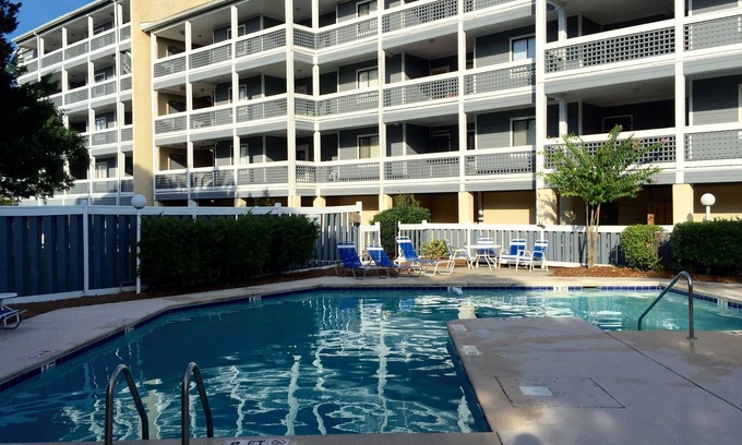 Surfside Beach Condominio | Moderno, completamente renovado 2 recámaras 2 baños con vista al mar