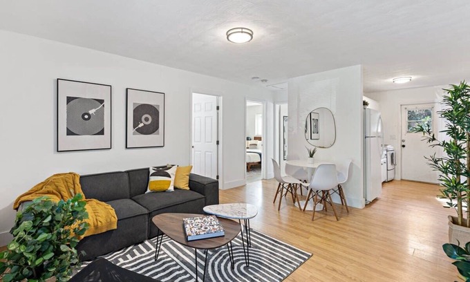 Lake Ridge Apartamento | Modern Condo, 2 bed 1 bath Close to Beach