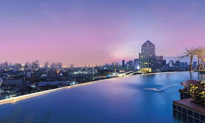 Phra Khanong Nuea Condominio | Modern condo close to BTS and many restaurants.