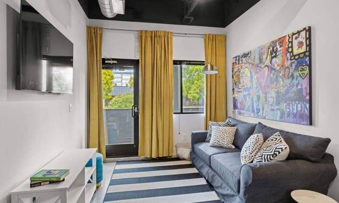 Nashville Condominio | 8 Min to BNA · Modern Condo · Pets Welcome · 2 Pax