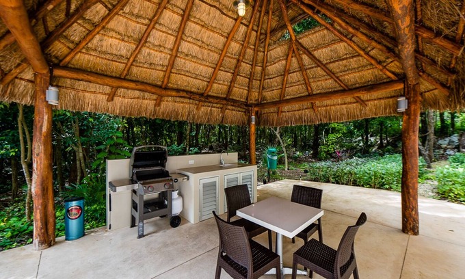 Akumal Condominio | Condominio moderno en la comunidad cerrada. Piscina, WiFi en un magnífico entorno tropical y tranquilo