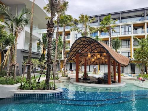Sa Khu Apartamento | Modern Condo in Wyndham Gardens on the beach