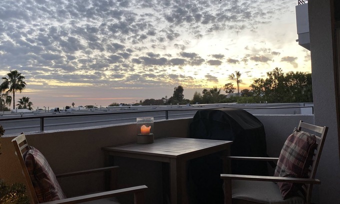 Pacific Palisades Condominio | Modern Condo with Balcony Ocean Views in Desirable Pacific Palisades