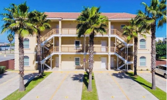 South Padre Island Apartamento | Modern Condo near Beach w/outdoor pool