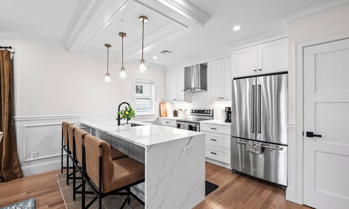 Forest Hills - Woodbourne Casa | Modern Condo | Walk-Out Basement | Near Train