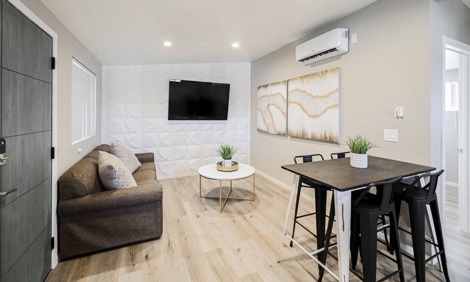 Gateway District Condominio | Modern Condo Walking Distance to the Strip