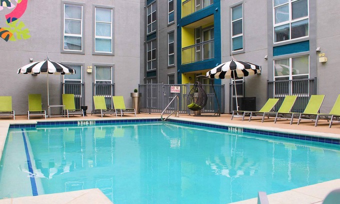 West Campus Apartamento | Modern Condo With Pool, Gym, Workspaces & BBQ