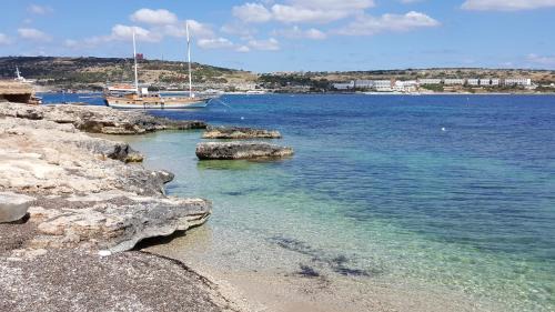 Għadira Casa | Modern confortable room for 1 Person only in a shared flat close to beach