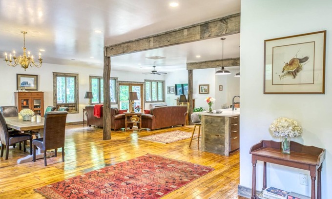 Asheville Casa | Tranquilo y acogedor 3 BDRM / 2. Casa de 5 baños, porche cubierto, pozo de fuego, 10 MIN DWNTN AVL