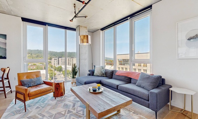 Uptown Apartamento | Modern corner apartment w/city view, central location - gym & bike storage