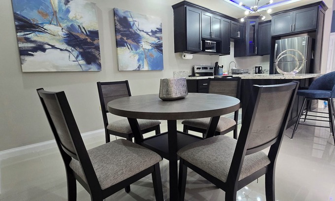 Barbican Apartamento | Modern corporate Travel apartment in Central Kingston close to all ammenities