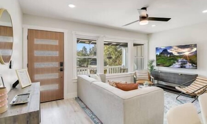 Terrell Heights Casa | Modern Cottage+8 Guests+Covered Patio+Weber Grill