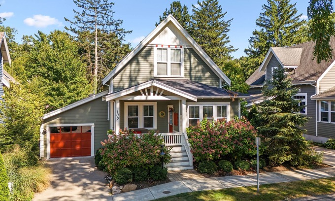 New Buffalo Cabaña | Modern Cottage "M" Luxury home w/hot tub, community pool-walk to town & beach