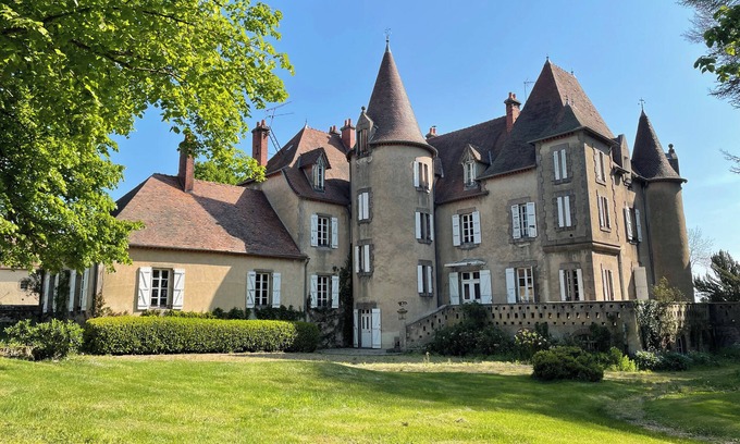 Genouillac Cabaña | Modern Cottage on grounds of Chateau de Bruges with Shared pool and grounds.