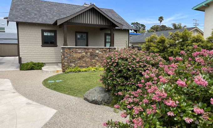 Downtown Cabaña | modern cottage with yard and play area and parking in downtown Pismo!