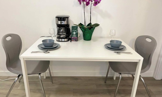 Hastings Casa | Modern&Cozy 1 Bedroom Suite - Private Entrance - 10 mins to Downtown Vancouver