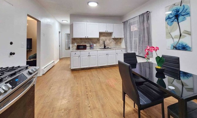 Memorial Square Apartamento | Modern & Cozy 2BR Near Basketball Hall of Fame