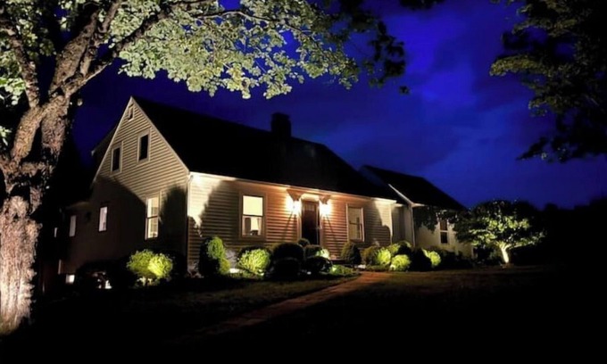 Lakeside Cabaña | Modern, cozy 3 bedroom lakeside cottage