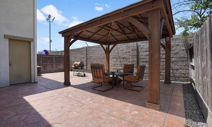 Ceres Casa | Modern Cozy 3-bedroom townhome minutes from hostipals in Modesto & Turlock