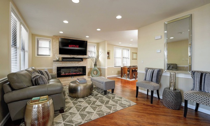 South Charleston Casa | Modern & Cozy 4 Bedroom, 6 TV's, Ms. Pacman, Walk to Starbucks!
