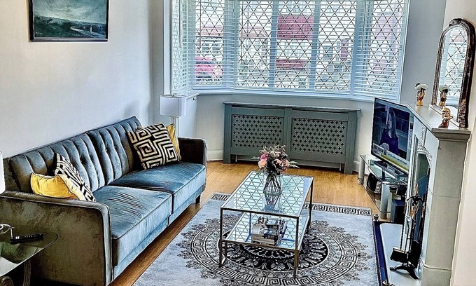 Whitefoot Casa | Modern Cozy 5 star 3 Bedroom House in vibrant London with wifi and free parking!