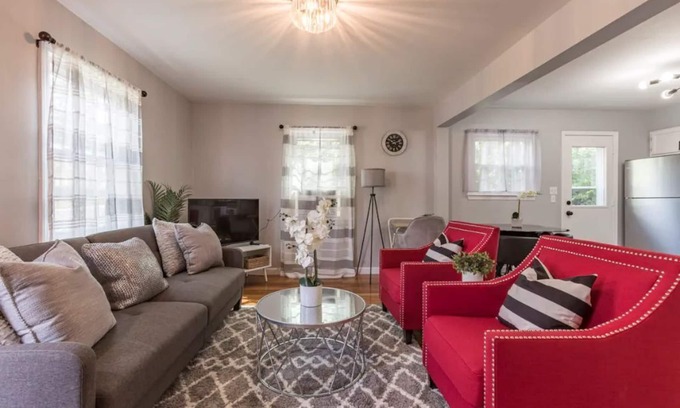Center Casa | Modern & Cozy Cape | 4 Bedroom House | Central Location