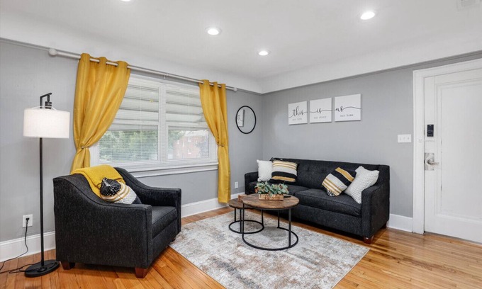 Grosse Pointe Apartamento | Modern & Cozy East Side Gem ~ Queen Beds