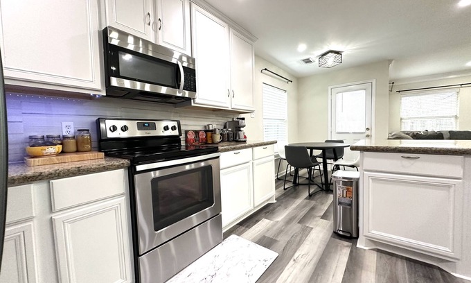Clodine Casa | Modern cozy living spot in Richmond. Family & Pet friendly!