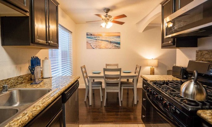 Lincoln Acres Condominio | Modern & Cozy ~Mins to the Beach ~ Queen Beds~ Pkg