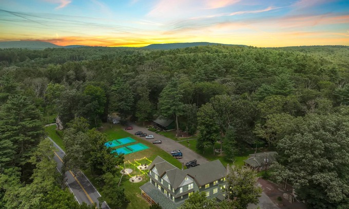 Canadensis Cabina | Modern Cozy Pocono Cabin | Pickleball | Firepits