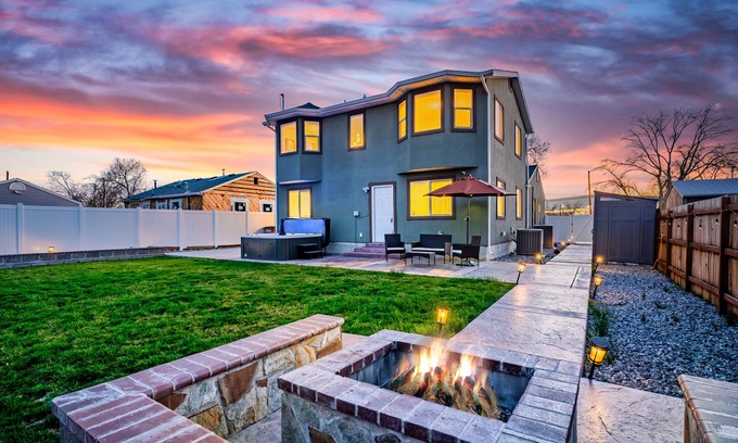 Fairpark Casa | Modern & Cozy Retreat ~ Hot Tub ~ Mins to Downtown