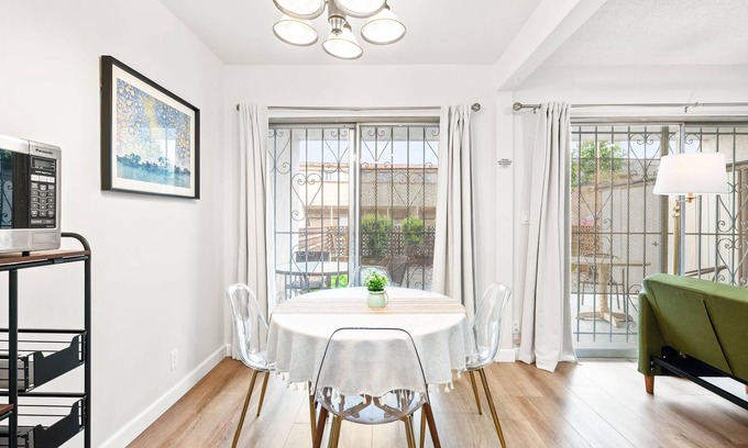 Monterey Park Apartamento | Modern Cozy Retreat Stylish Stay With Patio Parking