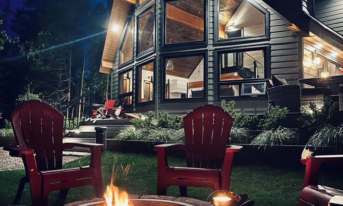 South Bruce Peninsula Casa | Modern & Cozy Retreat, 1 min stroll to Oliphant beach & 10 KM’s to Sauble.
