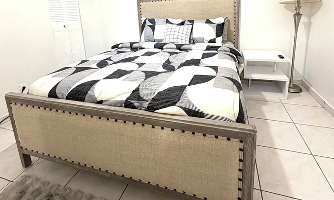 Margate Casa | Modern Cozy Room Shared in a home!