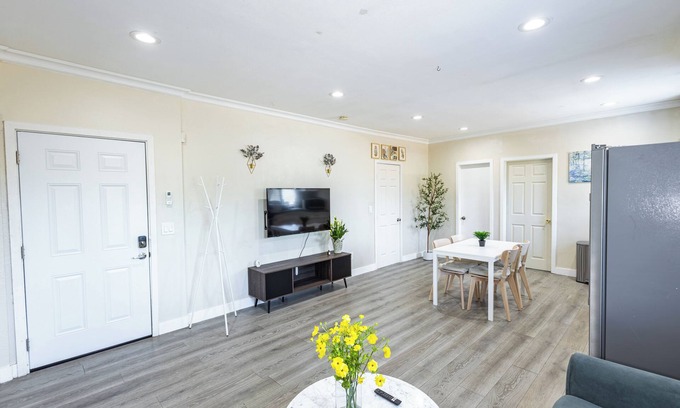 Logan Heights Casa | Modern Cozy Stylish Home AC W/D Parking - 3 minutes to Balboa Park