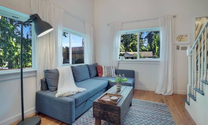Shoreline Casa | Modern, Cozy Urban Homestead w/ Loft